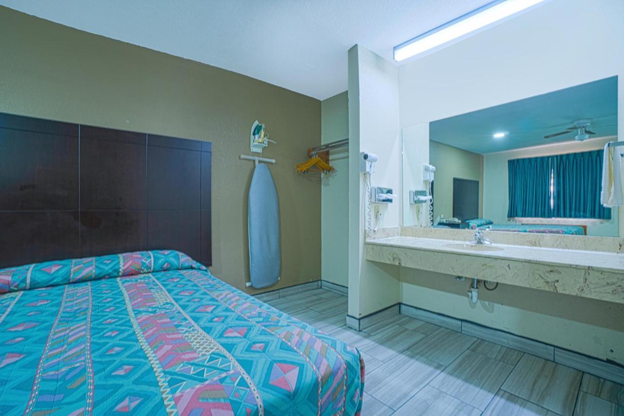 Texas Inn San Benito Near Harlingen Екстер'єр фото