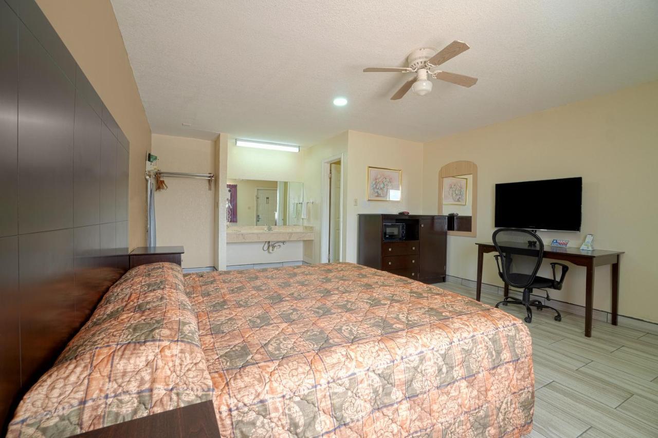 Texas Inn San Benito Near Harlingen Екстер'єр фото