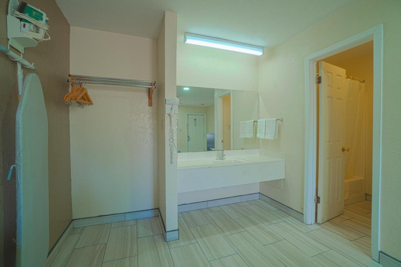 Texas Inn San Benito Near Harlingen Екстер'єр фото