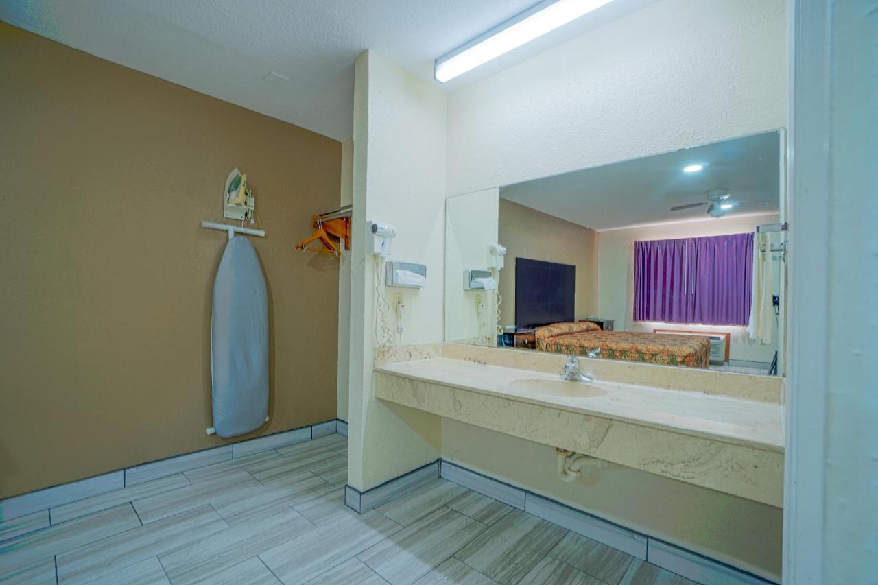 Texas Inn San Benito Near Harlingen Екстер'єр фото